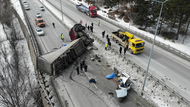 Geriye kayan tır kazaya sebep oldu: 1 ölü 2 yaralı